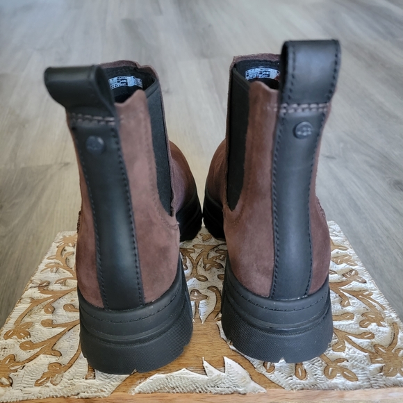 UGG Ashton Chelsea Waterproof Suede Boot - Picture 5 of 9